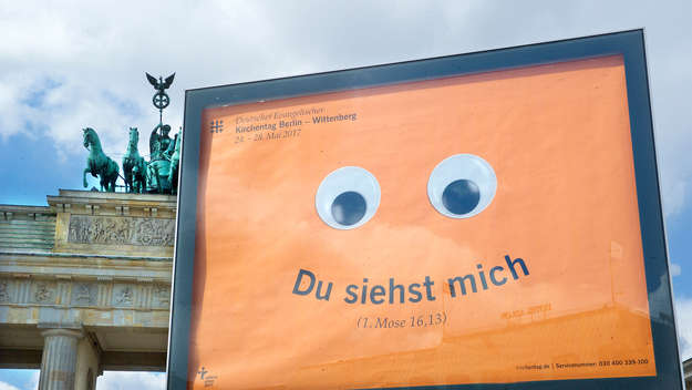 Kampagnenmotiv des Kirchentags 2017 vor dem Brandenburger Tor in Berlin.