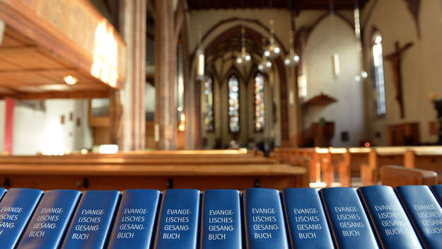 Evangelische Gesangbücher in Kirche