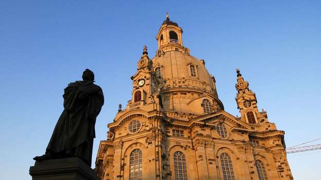 Dresdner Frauenkirche und Lutherdenkmal im Abendlicht