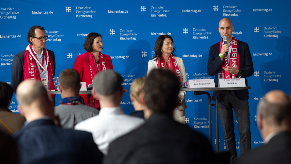 Abschluss-PK des 39. Deutschen Evanglischen Kirchentag Hannover In den Warenkorb In den Leuchtkasten Highres herunterladen V.l.n.r. Stephan Menzel, Kaufmaennischer Vorstand Deutscher Evangelischer Kirchentag (DEKT), Kristin Jahn, Generalsekretaerin DEKT, Abschluss-PK des 39. Deutschen Evanglischen Kirchentag Hannover In den Warenkorb In den Leuchtkasten Highres herunterladen V.l.n.r. Stephan Menzel, Kaufmaennischer Vorstand Deutscher Evangelischer Kirchentag (DEKT), Kristin Jahn, Generalsekretaerin DEKT,