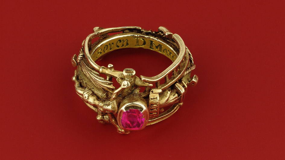 Ring der Katharina von Bora von 1525 (Foto). Er besteht aus einem inneren schmalen Goldreif, vermutlich der eigentliche Trauring, mit der Gravur 'Catharina v Boren D Martinus Lutherus' auf der Unterseite. Ring der Katharina von Bora von 1525 (Foto). Er besteht aus einem inneren schmalen Goldreif, vermutlich der eigentliche Trauring, mit der Gravur 'Catharina v Boren D Martinus Lutherus' auf der Unterseite.
