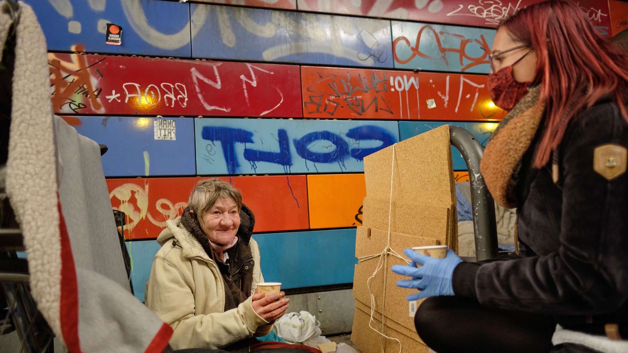 Suppenbus der Berliner Stadtmission versorgt Obdachlose mit Essen und Kaffee