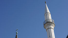 Kirchturmspitze und Minarett