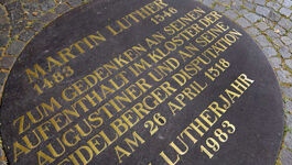 Plakette auf dem Universitätsplatz erinnert an Luthers Aufenthalt in Heidelberg.