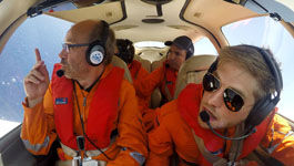 Präses Manfred Rekowski (li.) beim Flug mit der Moonbird.