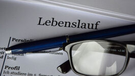 Brille und Stift liegen auf einem Lebenslauf