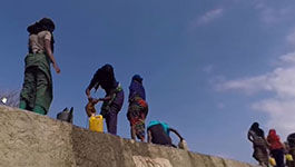 Frauen beim Wasserholen in Äthiopien