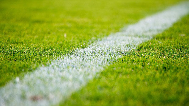 Weiße Linie auf einem Fußballfeld