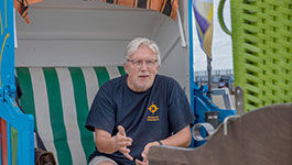 Urlauberseelsorger Matthias Borchert an der Ostsee „Strandkorbgespräche“ an.