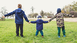 Kinder halten sich an der Hand