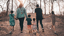 Familie im Wald