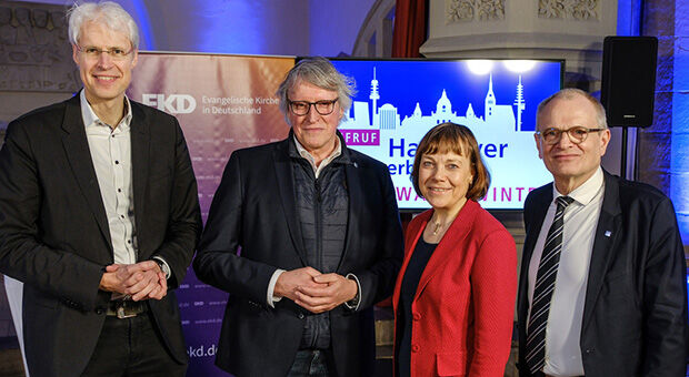 v.l.n.r. Rainer Müller-Brandes (Stadtsuperintendent Hannover), Friedhelm Feldkamp (Diakoniepastor Hannover), Annette Kurschus (EKD-Ratsvorsitzende), Ulrich Lilie (Diakonie-Präsident)