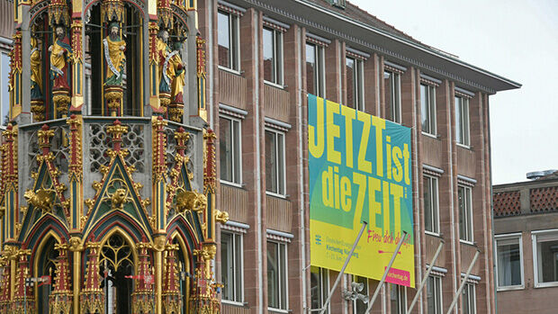 Rathaus in Nürnberg mit dem Plakat des Kirchentags