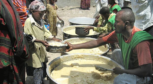 Essensausgabe an hungernde Menschen in Afrika