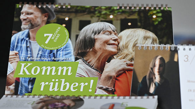 Motivbild Fastenkalender: Zwei Frauen umarmen sich herzlich