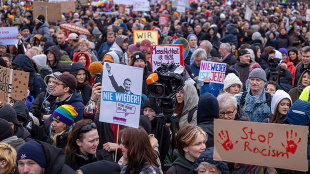 Hand in Hand-Demo in Berlin gegen Rechtsextremismus