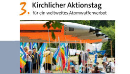 nachgestellte Atomraketen aus Kunststoff bei einer Demo