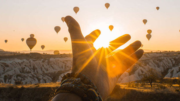 Aufgehende Sonne und Heißluftballons