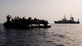 Sea Watch 4 nimmt Menschen in Seenot aus einem Schlauchboot auf