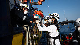 Sea Watch4 rettet Menschen aus einem Schlauchboot