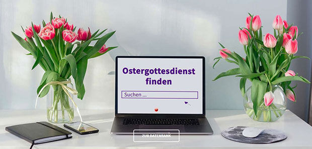 Tulpensträuße auf einem Schreibtisch und ein Laptop