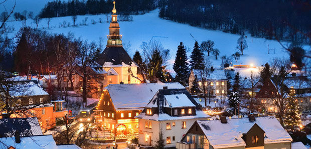 Die alte Bergkirche im Dorf Seiffen im Erzgebirge