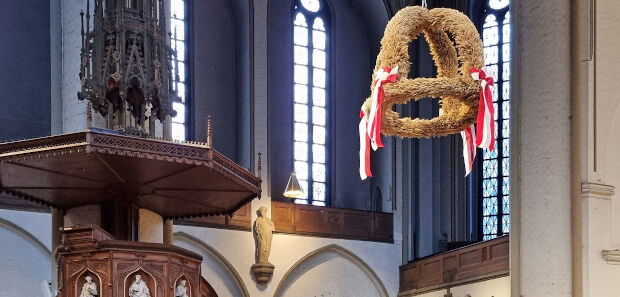 Ernte-Krone in der Hamburger Kirche St. Petri