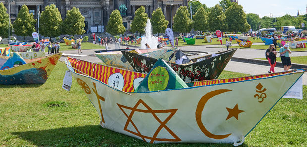 Mit einer Kunstaktion von der Arbeiterwohlfahrt AWO ist vor dem Berliner Dom am Donnerstag (20.06.2024) zum Weltfluechtlingstag an die mehr als 100 Millionen Menschen auf der Flucht erinnert worden.