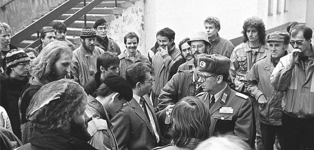 Mitglieder des Buergerkomitees diskutieren am 04.12.1989 mit einem Militaerstaatsanwalt und Mitarbeitern der Stasi-Bezirksverwaltung in Erfurt. Der 4. Dezember 1989 ist für die friedliche Revolution in der DDR ein markantes Datum. Zum ersten Mal besetzten