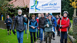 Wanderer auf dem Pilgerweg für Klimagerechtigkeit