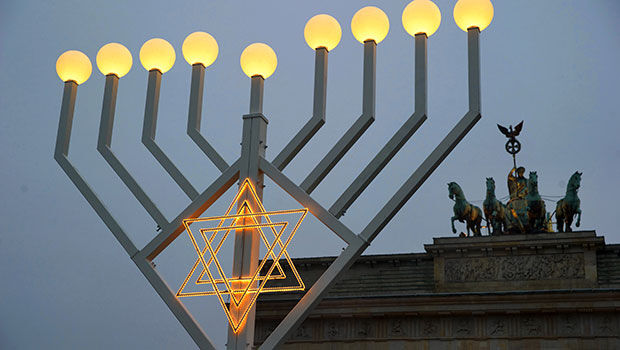 Chanukkaleuchter vor dem Brandenburger Tor