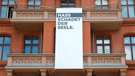 Banner "Hass schadet der Seele" am Konsistorium KBO, Berlin-Friedrichshain