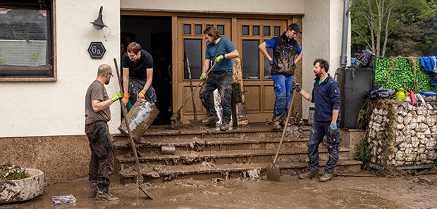 Aufräumarbeiten nach der Hochwasserkatastrophe in Schuld