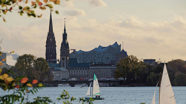 Blick auf die Elbphilharmonie - im Hintergrund Kirchtürme