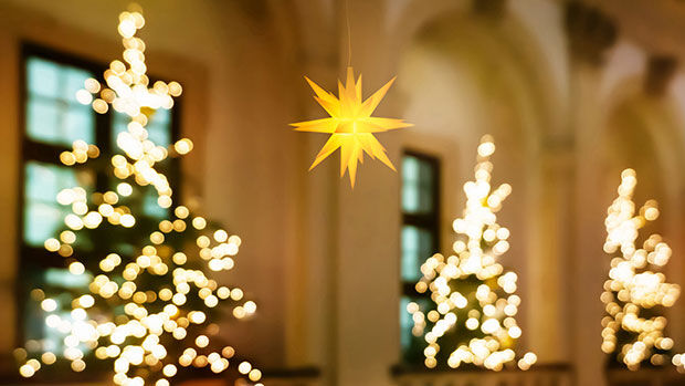 Gelber Herrnhuter Stern in einer Kirche