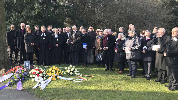 Gedenkfeier für Juliusz Bursche auf dem Friedhof Reinickendorf
