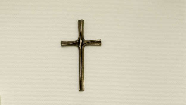 Kreuz, das an einer Wand hängt