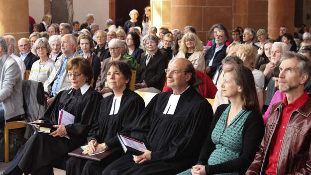 Gottesdienstbesucher zum Festgottesdienst in Heidelberg