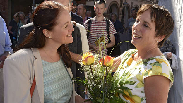 Gratulantin überreicht Margot Käßmann einen Blumenstrauß