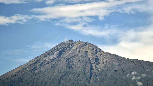 Der erloschene Vulkan Mount Meru im Arusha-Nationalpark, Tansania