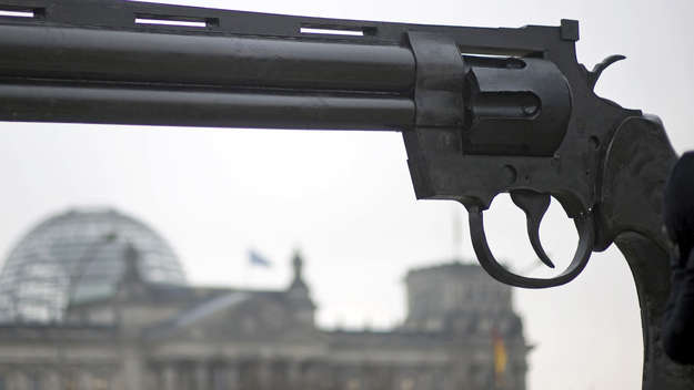 Attrappe einer Pistole vor dem Deutschen Bundestag