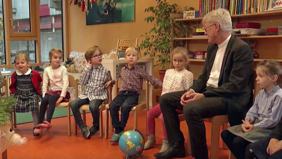 Der EKD-Ratsvorsitzende Heinrich Bedfrod-Strohm zu Besuch in einem Kindergarten