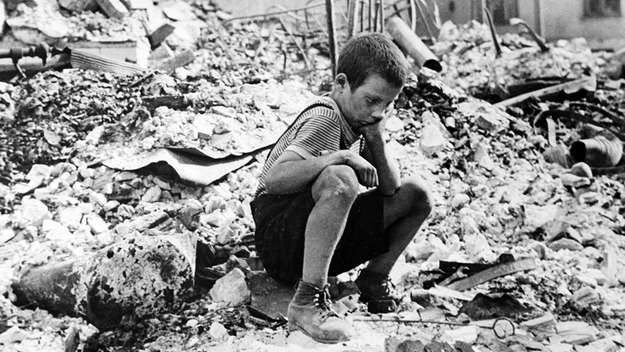 Junge in den Ruinen von Warschau, September 1939