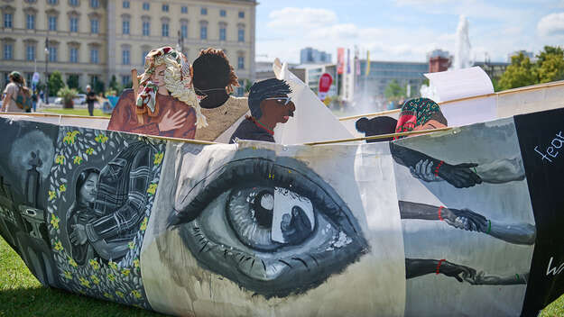 Boote bei einer Kunstaktion von der Arbeiterwohlfahrt AWO in Berlin zum Weltfluechtlingstag