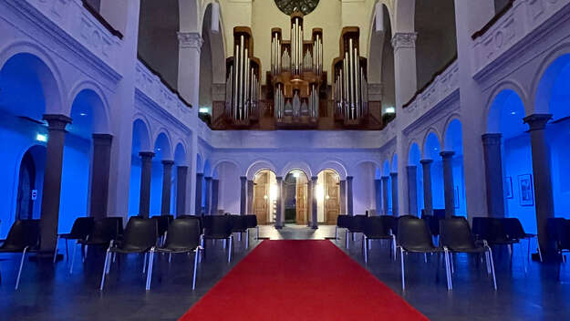 Auf dem Foto ist ein Ausschnitt zu sehen, der die Klais-Orgel in der Trinitatiskirche in Köln zeigt.