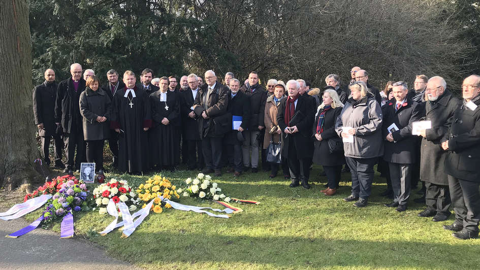 Gedenkfeier für Juliusz Bursche auf dem Friedhof Berlin-Reinickendorf