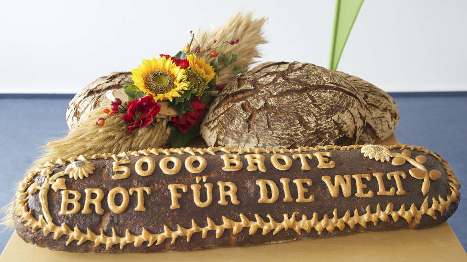 Brot mit dem Schriftzug „5000 Brote Brot für die Welt“