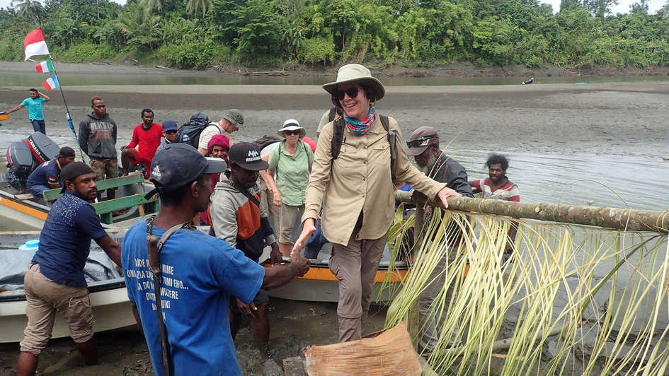 Ruth Magsig vom Missionarisch-Ökumenischen Dienst der pfälzischen Landeskirche geht mit den Mitgliedern der Besuchsdelegation in dem Dorf Kwaneha in Papua an Land.