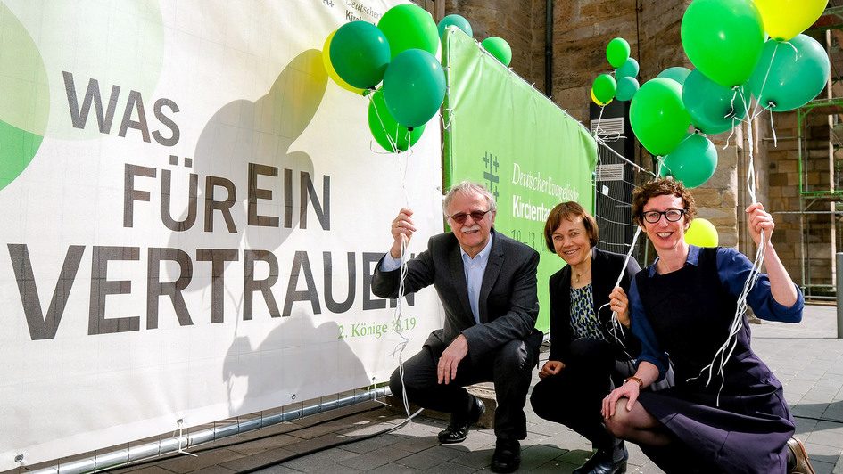 Hans Leyendecker, Annette Kurschus und Julia Helmke präsentieren Kirchentags-Kampagne
