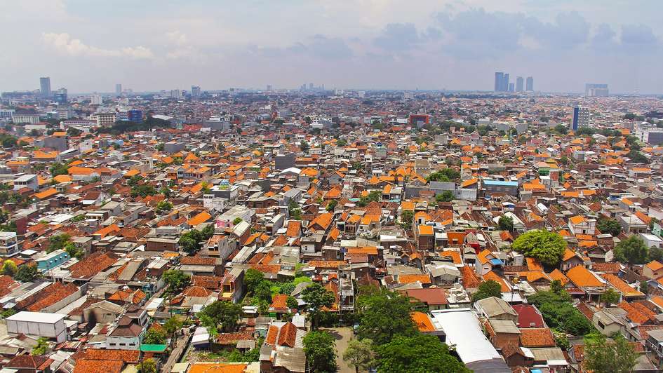 Blick von oben auf die indonesische Stadt Surabaya